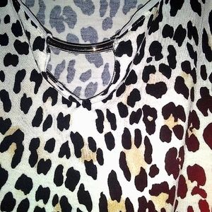 Leapord print, form-fitting,  silky 3/4 top